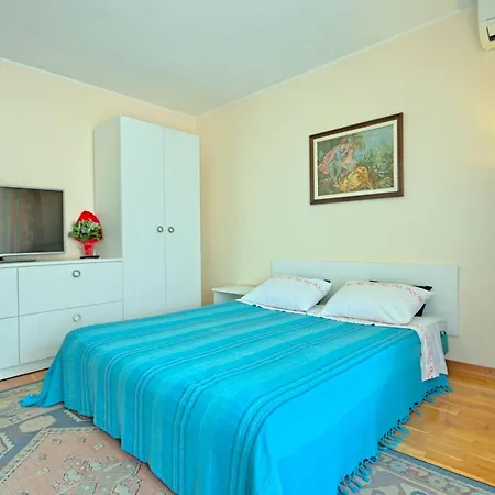 Komfortable Bozica 1 By Interhome